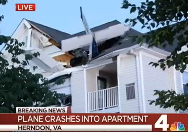 [Internacional] Avião cai sobre prédio nos Estados Unidos  Plane-into-apartment_fran