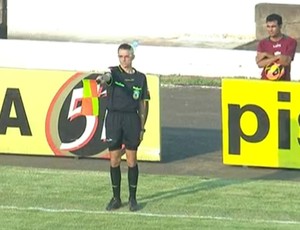 Bandeirinha é atingido por garrafa em jogo Portuguesa x Corinthians (Foto: reprodução / SporTV)