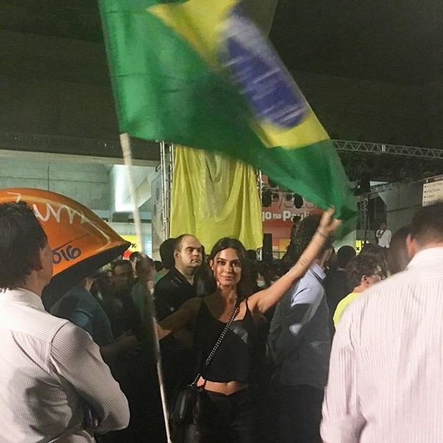 Thaila Ayala participa de protesto em São Paulo (Foto: Instagram/ Reprodução)