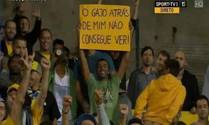 Cartaz em jogo do Benfica com Estoril: O gajo atrás de mim não consegue ver