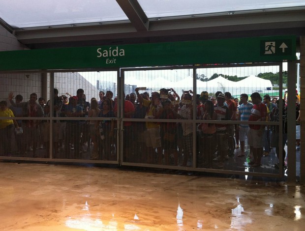 Torcida impedida de entrar Arena Pernambuco (Foto: Victor Canedo)