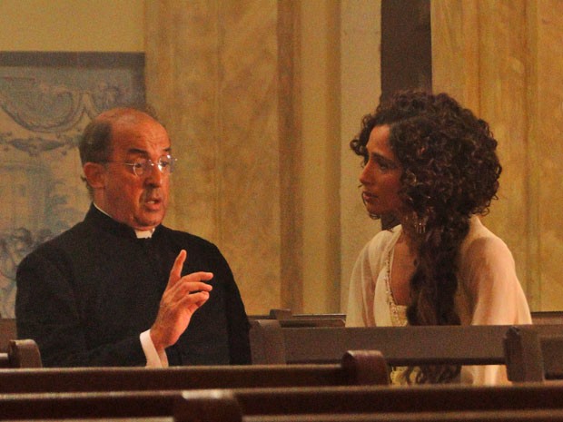 Isabel tenta convencer Olegário (Foto: Lado a Lado/TV Globo)