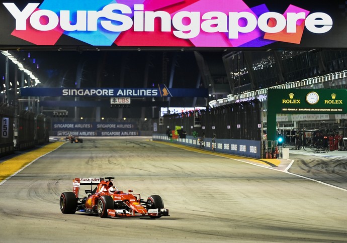 Sebastian Vettel em ação no GP de Cingapura de Fórmula 1 em 2015 (Foto: AFP)