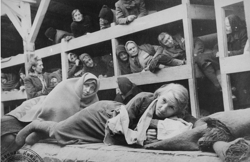 Mulheres em quartel de Auschwitz após a libertação do trabalho escravo  (Foto: Museu Memorial do Holocausto dos EUA)