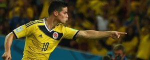 James faz golaço, vira artilheiro 
e coloca a Colômbia nas quartas (AFP)