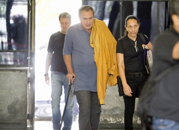 O diretor-executivo da Queiroz Galvão Othon Zanoide conduzido à prisão pela Polícia Federal (Foto: Márcia Foletto / Agência O Globo)