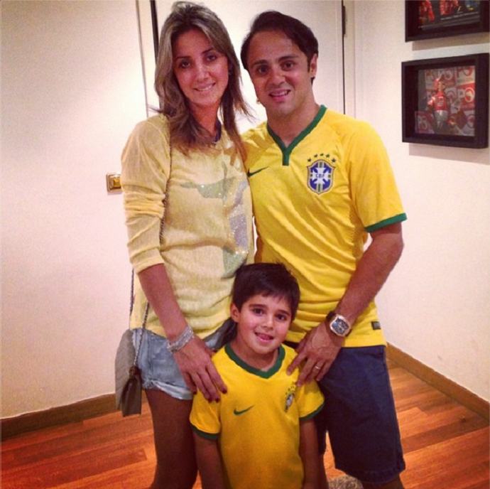 Felipe Massa, Raffa Massa e Felipinho na torcida pelo Brasil contra o México (Foto: Reprodução/Instagram)