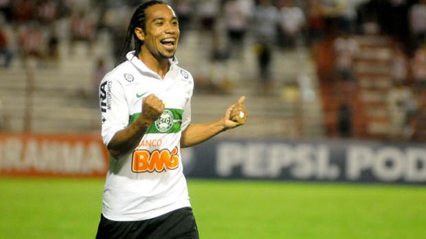 Everton Costa, atacante do Coritiba (Foto: Aldo Carneiro / Pernambuco Press)