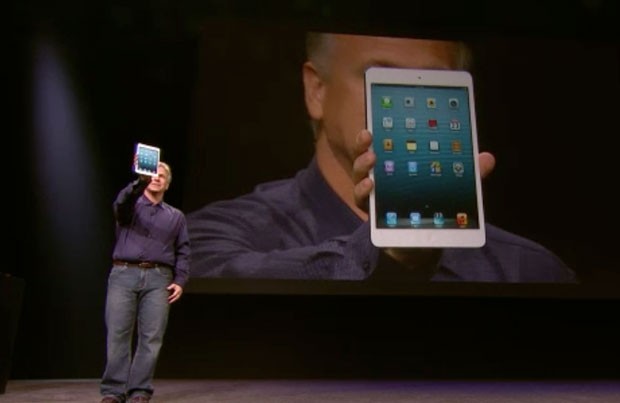 Philip Schille apresenta o iPad mini, de 7,9 polegadas (Foto: Reprodução)
