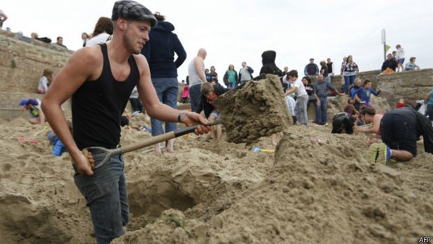 Praia em Folkestone ficou cheia desde o anúncio de que ouro havia sido enterrado no local (Foto: AFP)