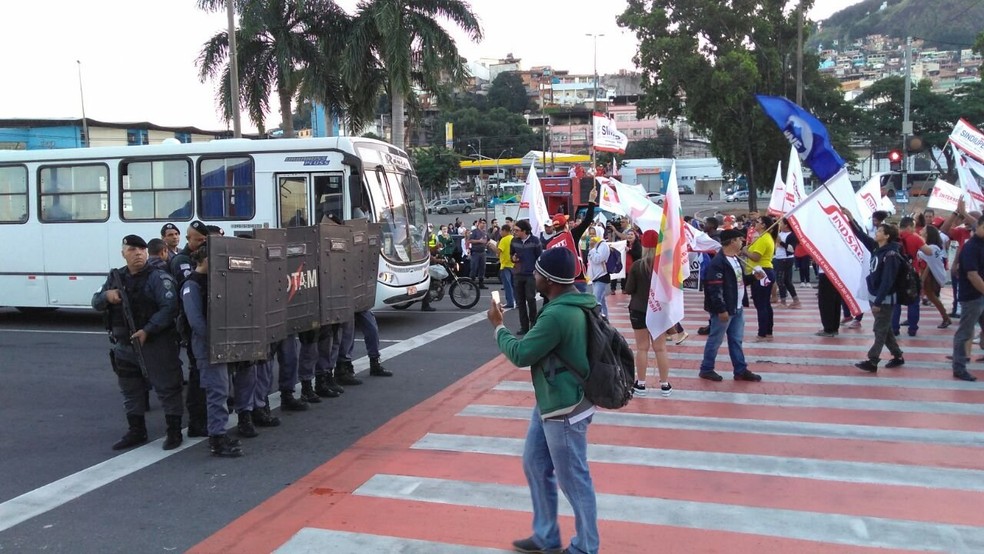 Protesto em Vitória, em frente à rodoviária no Centro (Foto: Fernando Madeira/ A Gazeta)