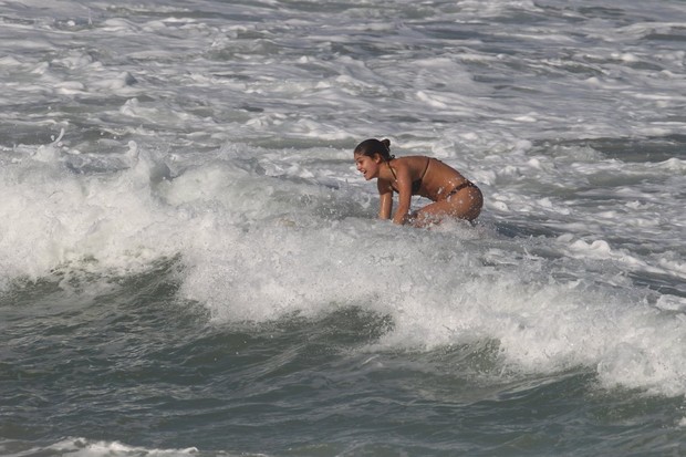 Thaila Ayala na praia (Foto: Delson Silva / Agnews)