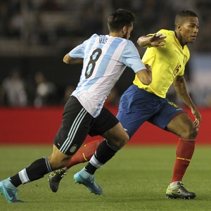 Emanuel Mas e Luis Antonio Valencia - Argentina x Equador (Foto: EFE) Emanuel Mas e Luis Antonio Valencia - Argentina x Equador (Foto: EFE)