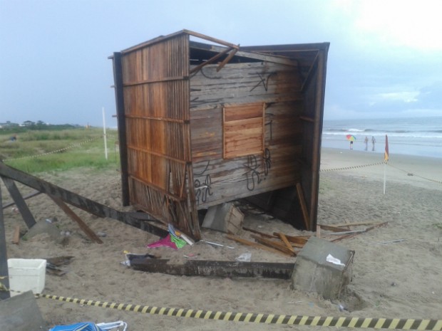 Sete pessoas ficaram feridas com a queda do posto salva-vidas em Praia de Leste (Foto: Corpo de Bombeiros / Divulgação)