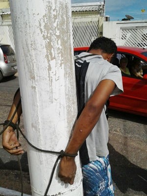 Moradores amarraram ladro em poste at a chegada da polcia em Cuiab (Foto: Divulgao/PM)