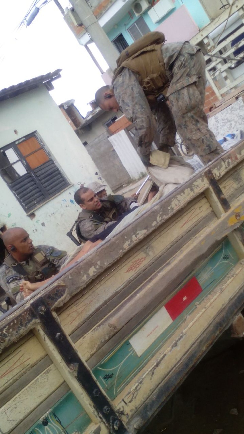 Policiais levam Douglas, baleado na Cidade de Deus durante operação (Foto: Shirley do Carmo Silva/Arquivo pessoal)