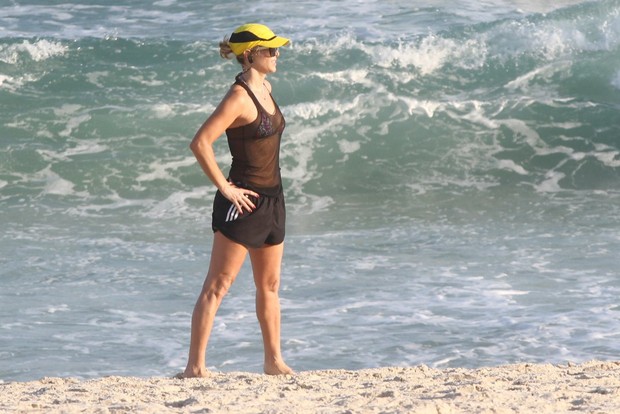 Christine Fernandes se exercita na praia da Barra (Foto: Marcos Ferreira / Foto Rio News)