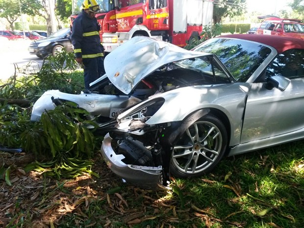 Porsche Boxster ficou com a frente destruída após bater em árvore na QI 9 no Lago Sul, no DF (Foto: Corpo de Bombeiros/Divulgação)
