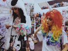 Manu Gavassi compra perucas exóticas e coloridas, na Califórnia  