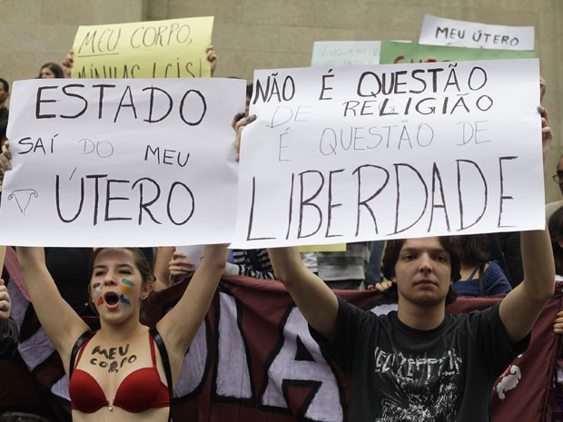 Grupo protesta contra projeto de lei que cria Estatudo do Nascituro (Foto: Gabriela Biló/Futura Press)