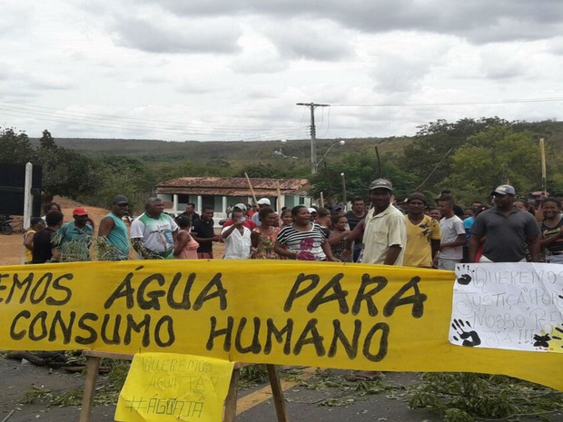 Moradores reclamam da falta de água no povoado de São José (Foto: Deudato Santos)