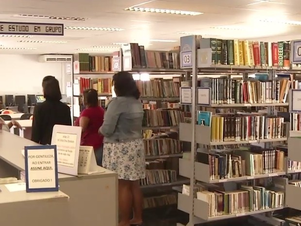 Biblioteca foi assaltada durante à tarde enquanto alunos estudavam (Foto: Reprodução/TV Anhanguera)