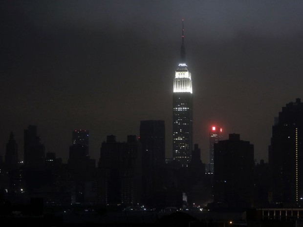 29 de outubro  - Skyline de Manhattan sob blecaute durante passagem de Sandy (Foto: Reuters)