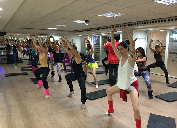 Bailarinas acompanham o ritmo acelerado da aula (Foto: Domingão do Faustão/ TV Globo)