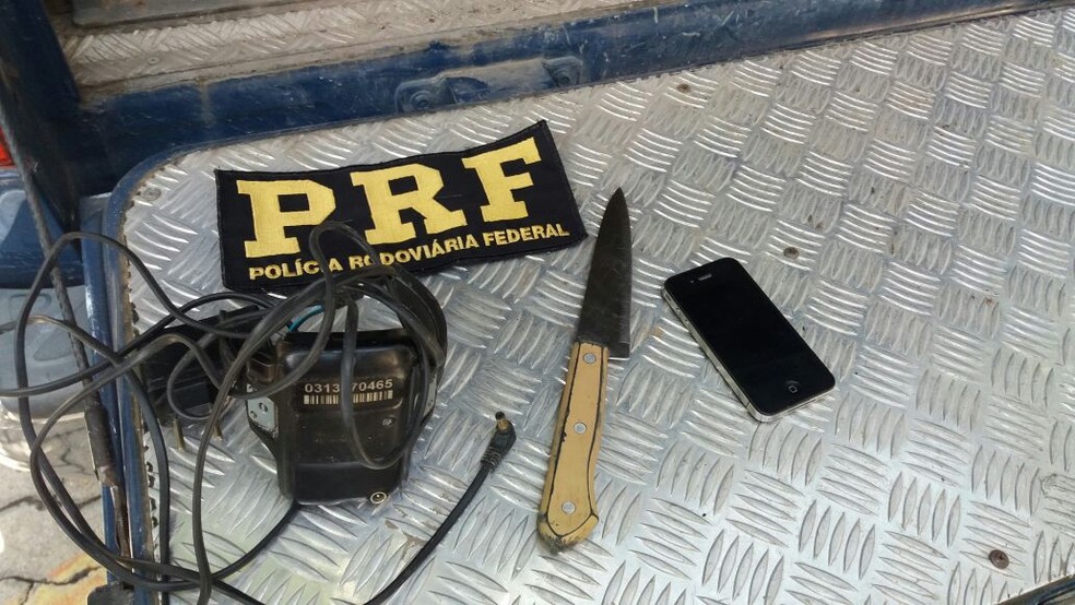 Tornozeleira eletrônica foi entregue à Polícia Militar pela mãe do suspeito (Foto: Divulgação/PRF)