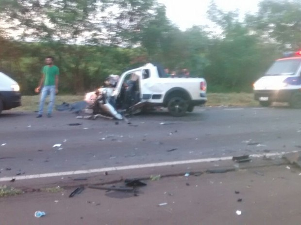 Frente do carro ficou completamente destruída (Foto: Divulgação/Defesa Civil)