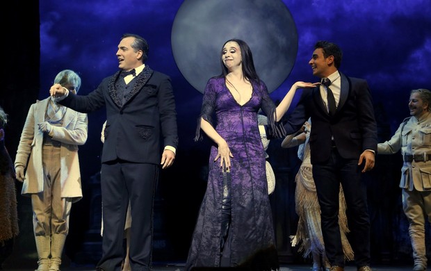 Marisa Orth e Daniel Boaventura em cena com o musical 'A Família Addams' (Foto: Roberto Filho/Ag News)