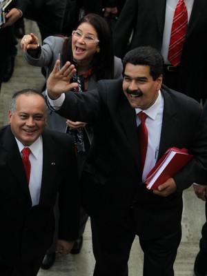 O vice-presidente da Venezuela, Nicolás Maduro, o presidente da Assembleia Nacional, Diosdado Cabello, e a procuradora-geral, Cilia Flores, cumprimentam venezuelanos ao chegar para a prestação de contas perante o Parlamento (Foto: Fernando Llano/AP)