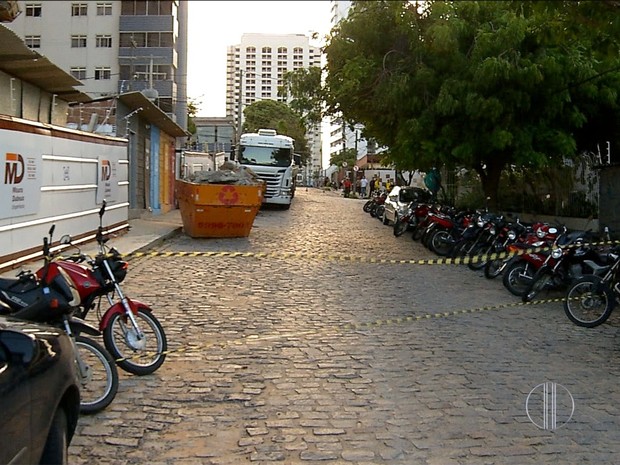 Barras de ferro despencaram de guindaste que era usado em obra em Natal (Foto: Reprodução/Inter TV Cabugi)