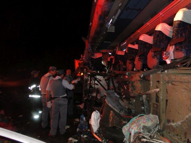 Lateral do ônibus foi arrancada em colisão (Foto: Divulgção / Portal Ternura FM)