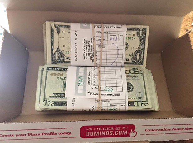Cliente encontrou US$ 1.300 (R$ 5.165) em caixa de asas de frango (Foto: Reprodução/Facebook/Mike Vegas)