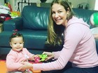 Luana Piovani combina look cor de rosa com a filha Liz
