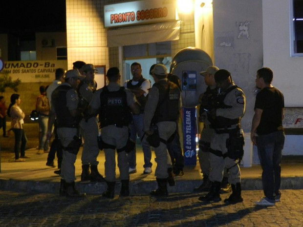 Quatro pessoas morreram em confronto com a polícia na noite de segunda-feira, em Brumado (Foto: Fabiano Neves / site Destaquebahia.com.br)