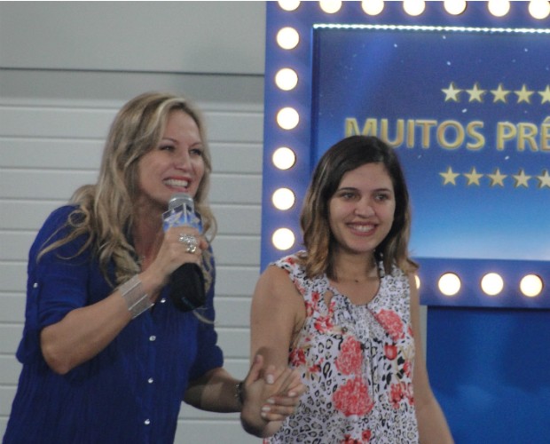 Adriana Colin e Andressa, a quarta estrela do Avião do Faustão 6 (Foto: Domingão do Faustão/TVGlobo)
