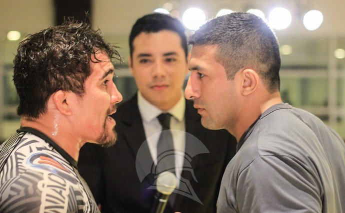 Ronys Torres e Tasso Alves encarada Gladiator Fight (Foto: Márcio Melo)