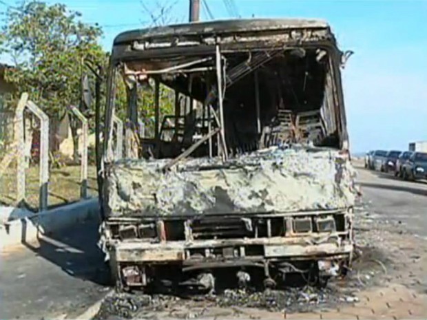 Ônibus atingidos pelas chamas ficaram destruídos (Foto: Reprodução / TV TEM) Ônibus atingidos pelas chamas ficaram destruídos (Foto: Reprodução / TV TEM)