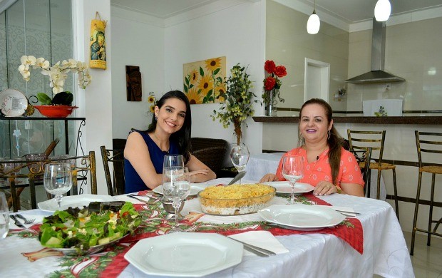 Ana Lidia Daibes aprendeu a receita de Arroz de Bacalhau enviada por Cristiane Aparecida da Silva (Foto: Angelina Ayres Medeiros/Rede Amazônica)