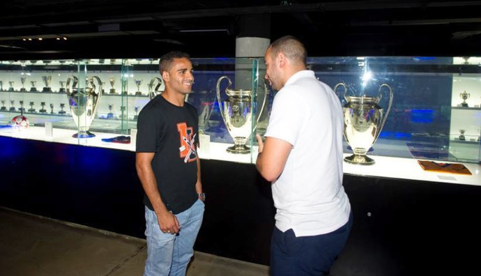 Douglas visita o museu do Barcelona (Foto: Divulgação)
