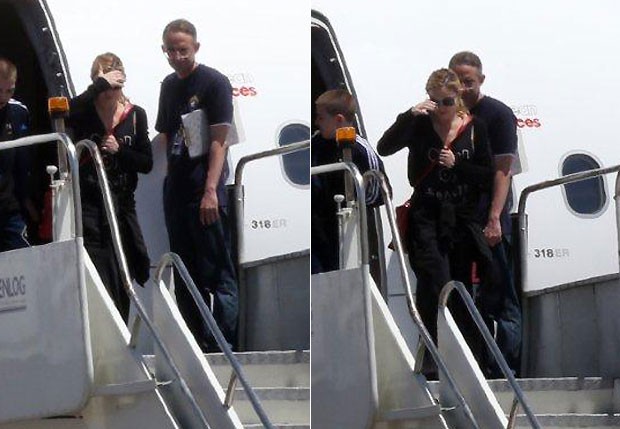 Madonna protege os olhos ao desembarcar no aeroporto internacional do Rio de Janeiro (Foto: Andre Freitas/Agnews)