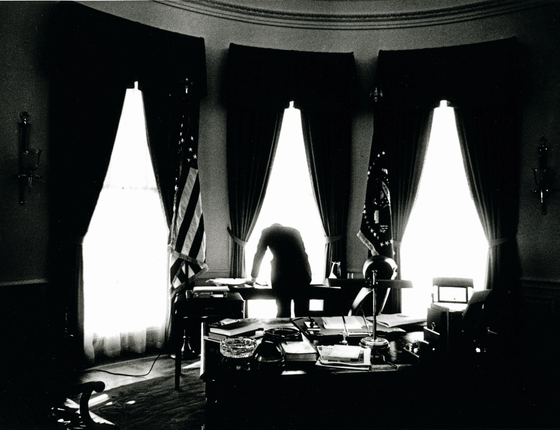 Kennedy sozinho em sua mesa no Salão Oval. Mesmo o presidente risonho era retratado na solidão da liderança (Foto:  he Estate of Jacques Lowe/Getty Images)