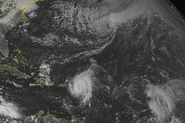 Imagem de satélite registra a tempestade tropical Gonzalo a 65 milhas ao sudeste da ilha de Saint Thomas na segunda-feira (13), horas antes de se tornar um furacão (Foto: AP Photo/Weather Underground)