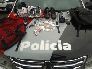 Objetos ainda estavam com os suspeitos no momento do flagrante (Foto: Divulgação/ Polícia Militar)