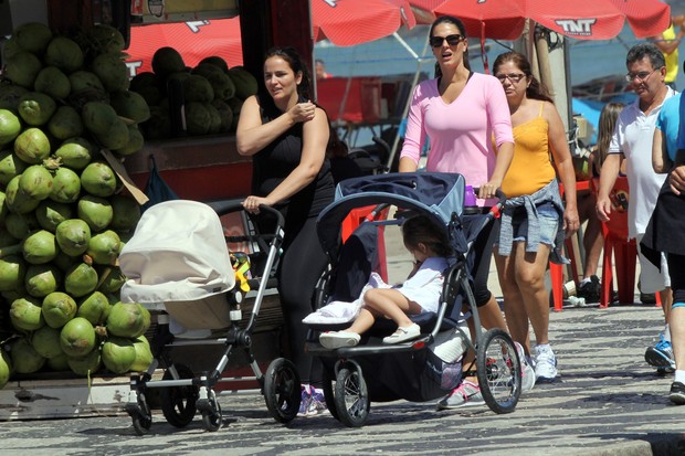 Daniella Sarahyba passeia com os filhos  (Foto: J.Humberto / AgNews)