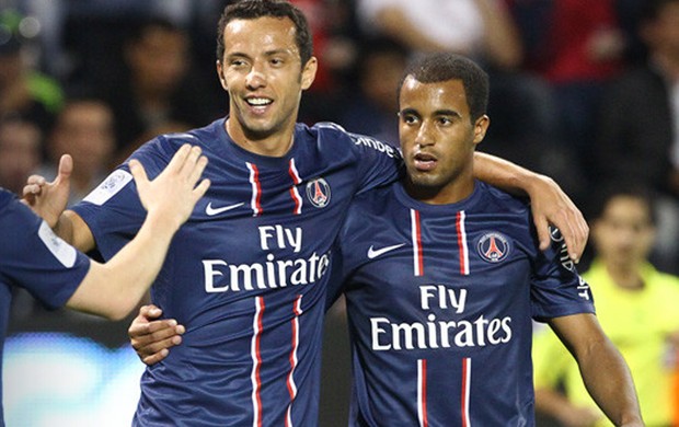 Nene e Lucas comemoram gol do PSG (Foto: Divulgação / Site Oficial do PSG)