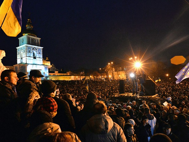 Centenas de manifestantes ucranianos se reúnem para um comício da oposição em Mykhayllivska Square, em Kiev depois que a polícia dispersou os manifestantes na Praça da Independência neste sábado (30) (Foto: Vasily Maximov/AFP)