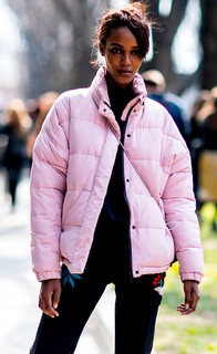 As puffer jackets também ganharam uma versão no popular rosa, a cor do inverno.